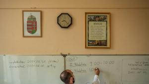 Valóban többet keres egy tanár Romániában, mint Magyarországon, de nem kétszer többet