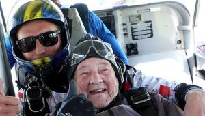 Világrekordot döntött ejtőernyős ugrásával egy 103 éves svéd asszony
