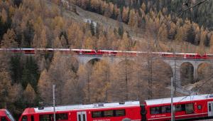 Világrekord: két kilométer hosszú vonatszörny zakatolt át Svájcon
