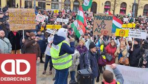 „Mi vagyunk a környezetvédelem” – Ezren tüntettek Debrecen főterén a város határába tervezett kínai akkumulátorgyár ellen