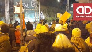 „Rosszul jár, aki édesanyáknál húzza ki a gyufát” – ismét tüntettek Debrecenben a kínai akkumulátorgyár ellen