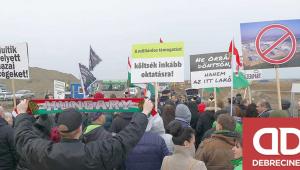 „Az elkövetői kört a debreceni Fidesz-maffiáról fel tudnánk rajzolni” – Az akkugyár területénél tüntetett a Mi Hazánk Mozgalom