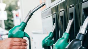 Erre vártak az autósok: péntektől csökken a benzin ára