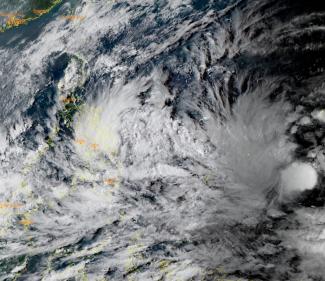 Agaton tombolni kezd a Fülöp-szigeteken, de csak míg egy nála is nagyobb szörny fel nem falja