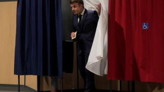 Exit poll: Macronék az élen, de messze a többségtől, a baloldali összefogás második, Le Penék nagyot erősödnek