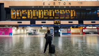 Brit vasúti sztrájk: leállt Nagy-Britannia, a kormány közvetlenül nem tárgyal
