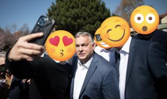 Kérheti felismerhetetlenné tételét az, akit Orbánnal közös rendezvényen fotóznak le