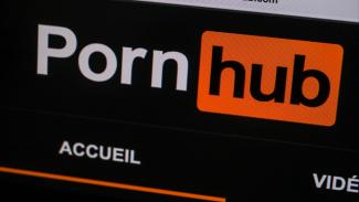 Lemondott a Pornhub anyacégének két vezetője, miután részletek derültek ki a moderációs hiányosságaikról
