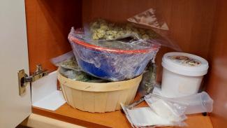 Tizenhatezer adag kábítószert találtak a budai drogterjesztő család lakásában
