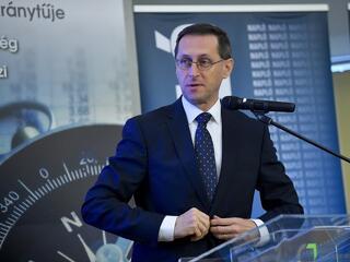 A magyar gazdaság lendülete csökkenni fog a pénzügyminiszter szerint a második félévben