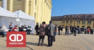Sorban álló – többségében – idősek Debrecen főterén