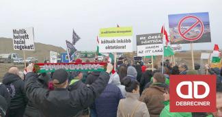 „Az elkövetői kört a debreceni Fidesz-maffiáról fel tudnánk rajzolni” – Az akkugyár területénél tüntetett a Mi Hazánk Mozgalom