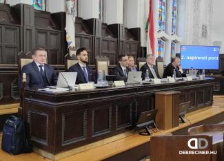 Évek óta nem kaptak év végi jutalmat Debrecenben a város és az önkormányzati cégek vezetői