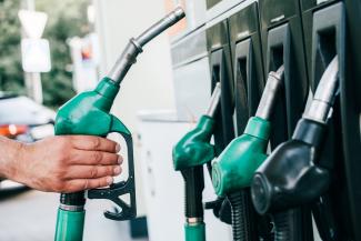 Erre vártak az autósok: péntektől csökken a benzin ára