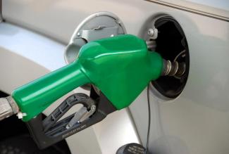 Nagyon jó hír az autósoknak: tovább csökkennek az üzemanyagárak
