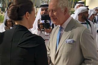 A nap képe: zsebre tett kézzel üdvözölte a brit király Novák Katalint Dubajban