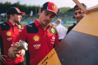 Gigaszerződést írhat alá a Ferrarinál Leclerc